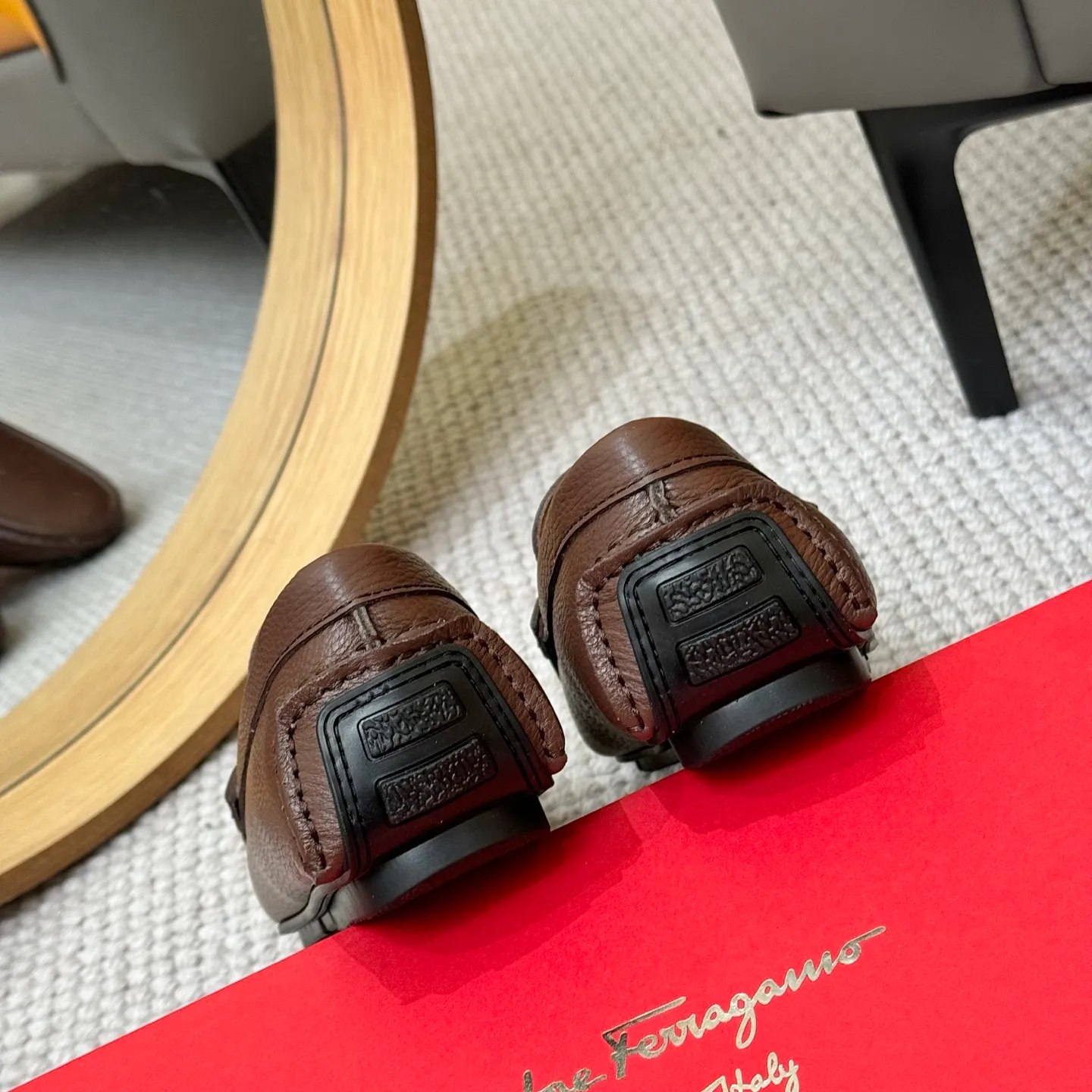 Men's men's shoes 💰420 (Yangli) Ferragamo 〰Ferragamo 2⃣️0⃣️2⃣️5️⃣ New series 👊🏻 Upper 🇮🇹 Italian imported calfskin, original outsole molding. Water-dyed sheepskin lining. The identity of every successful man is set off, and the upper and lower shoes are elegant and stable🚶🏻🚶🏻The high-end custom counter original replica is an eternal classic🔍️Number of codes: 38-46 with counter packaging